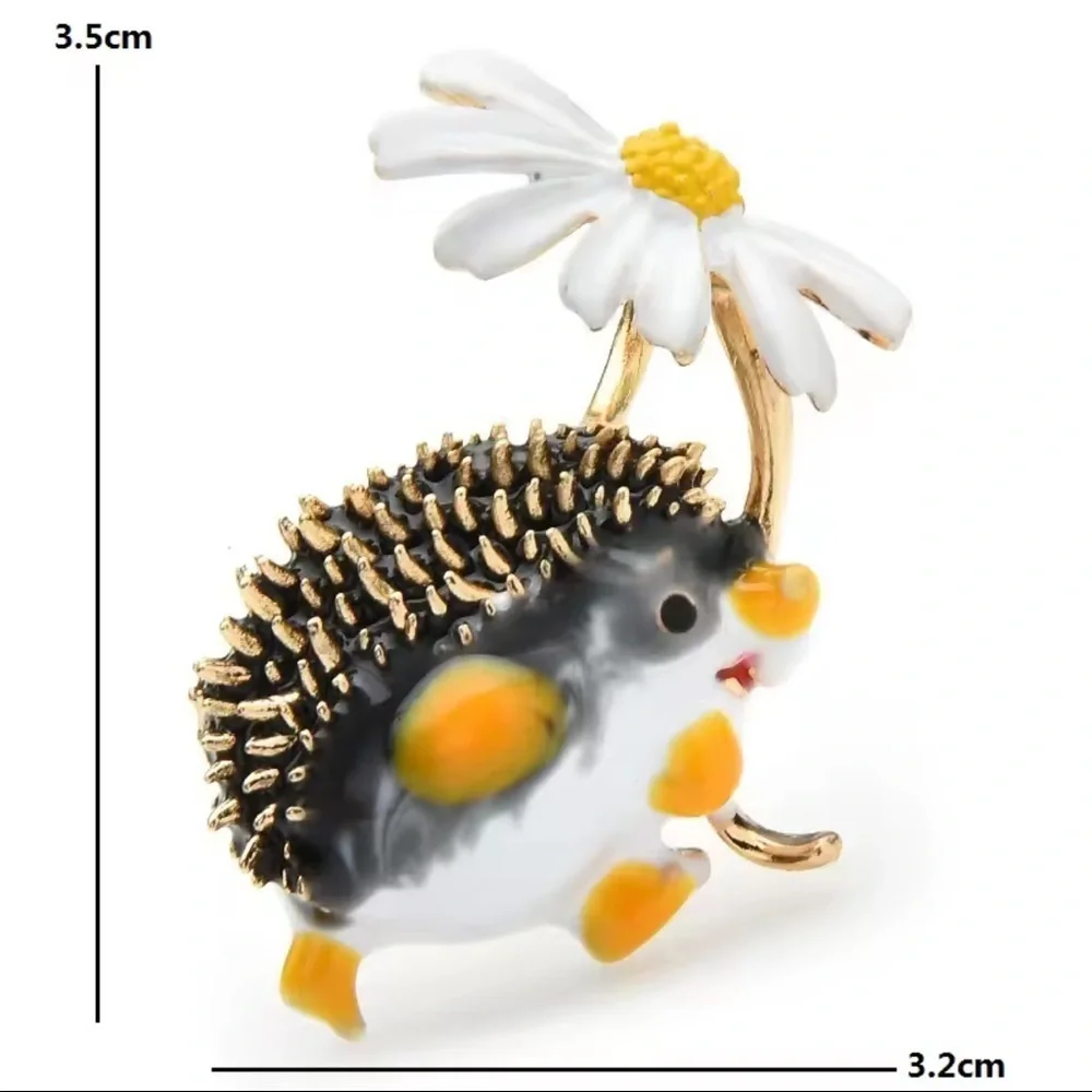 Daisy Hedgehog Gold Brooch